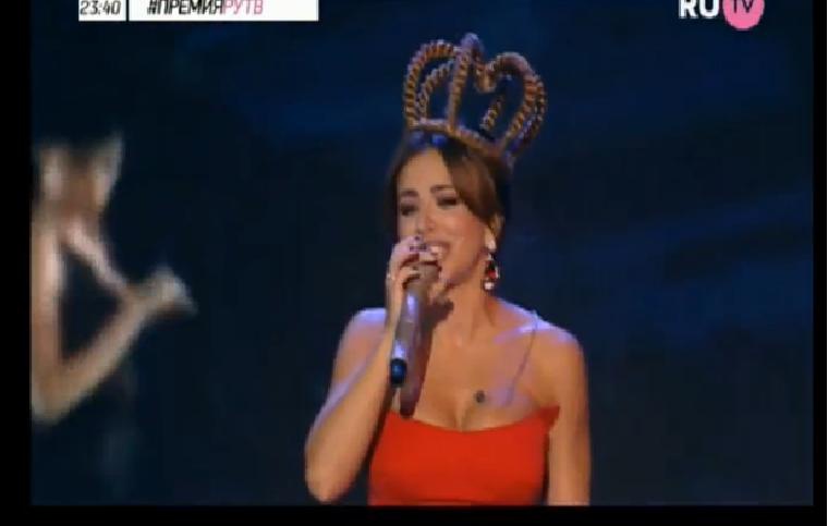 Ани Лорак на премии в Москве спела с короной на голове (видео)