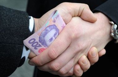 В Днепропетровске чиновника задержали во время получения взятки в 2 миллиона