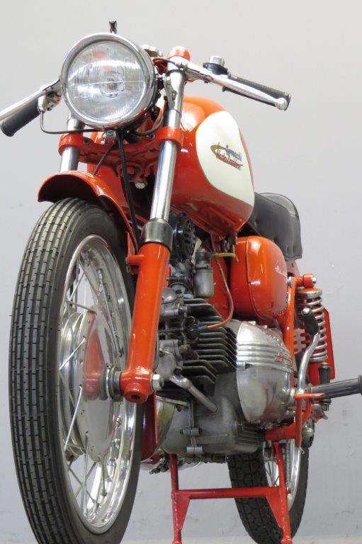 Старинный мотоцикл Aermacchi Ala Verde