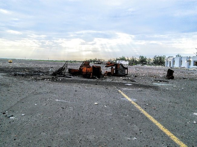 Луганский Аэропорт превратился в руины (фото)