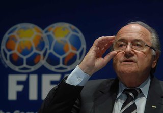 Блаттер обвинил бывших президентов Германии и Франции в давлении на ФИФА