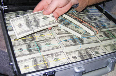 В квартире у чиновника УЦОКО выявили крупную сумму в валюте – СБУ