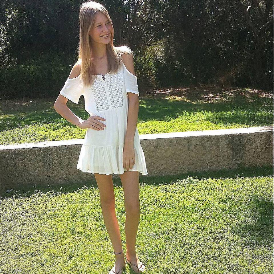 14-летнюю "Золушку", покорившую мир красотой, осудили за прозрачное платье (фото)
