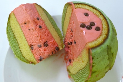 В Японии популярны торты в форме арбуза