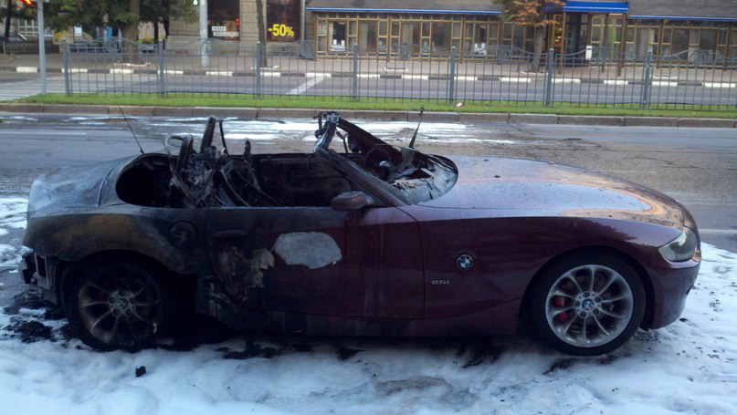 В центре Харькова сожгли кабриолет BMW (фото)