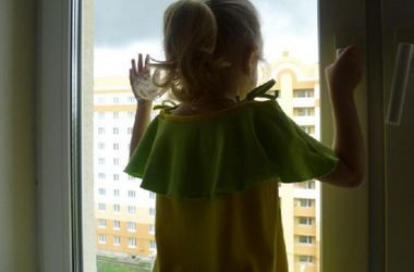 В Запорожье 2-летняя девочка выпала из окна многоэтажки