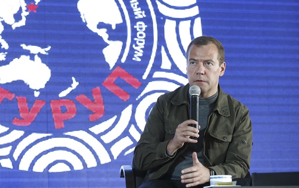 Медведев назвал причины падения рубля