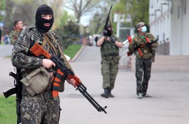Боевики "поздравили" жителей Донбасса обстрелами из танков и САУ: в Станице Луганской идет бой
