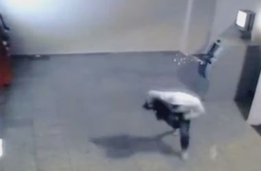 Налетчики взорвали банкомат при помощи динамита (видео)