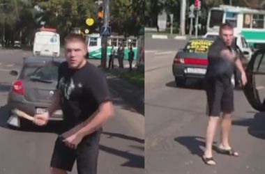Россиянин после небольшого ДТП набросился на обидчика с топором (видео)